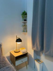 comodino con lampada accanto a un letto di New Uniquely-Designed House a Dumaguete