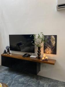 duży telewizor z płaskim ekranem na ścianie w obiekcie New Uniquely-Designed House w mieście Dumaguete