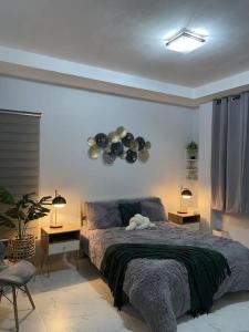 Säng eller sängar i ett rum på New Uniquely-Designed House
