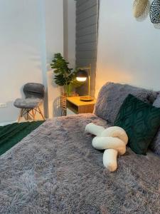 New Uniquely-Designed House tesisinde bir odada yatak veya yataklar