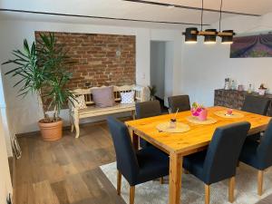 comedor con mesa de madera y sillas en Ferienhaus Burgblick in Stadtschlaining, en Stadtschlaining