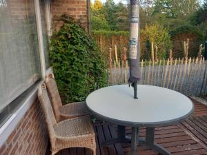 een honkbalknuppel op een tafel op een patio bij Meerdaal Vakantie Studio in Haasrode
