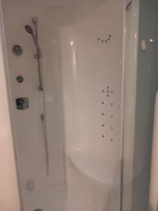 eine Dusche im Bad mit Glastür in der Unterkunft Meerdaal Vakantie Studio in Haasrode