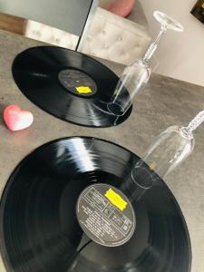 Zwei schwarze Vinyl-Schallplatten liegen auf einer Theke. in der Unterkunft Arona Picasso's House Modern Art in Arona