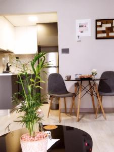 Il comprend un salon avec une table et des chaises ainsi qu'une cuisine. dans l'établissement Grey Sense Luxury Apartment, à Héraklion