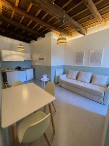 sala de estar con mesa y sofá en Via Camerina 3, en Castelnuovo di Porto