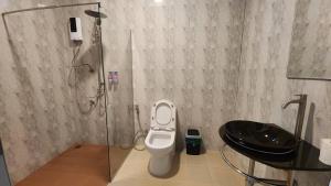 une salle de bains avec douche, toilettes et lavabo dans l'établissement Riverhill khaoyai บ้านกล่อง, à Ban Bung Toei 28 autres photos