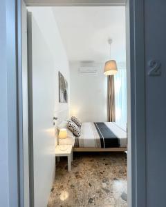 1 dormitorio pequeño con 1 cama y 1 silla en Pit stop Ciampino Station, en Ciampino
