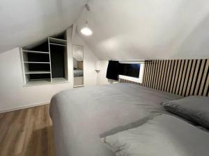 een witte slaapkamer met een groot bed. bij Studio 2 - Mi-Côte - Duplex à Orvault in Orvault
