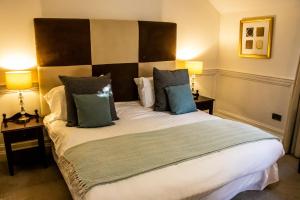 una camera con un grande letto con due lampade di The Lord Bute a Highcliffe