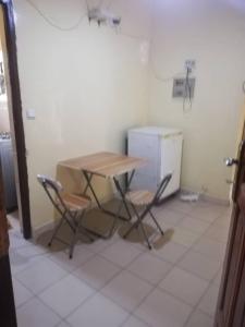 une table et deux chaises dans une pièce dans l'établissement Buzsahm, à Dakar
