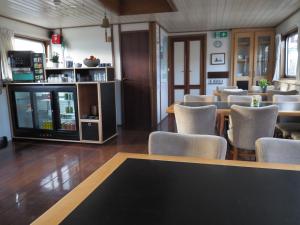 comedor con sillas, mesa y TV en hotelboat Sarah Groningen, en Groninga