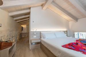 ein Schlafzimmer mit einem großen Bett und einer Holzdecke in der Unterkunft Casa Massaro Todeschini in Abano Terme