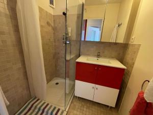 La salle de bains est pourvue d'une douche et d'un lavabo. dans l'établissement Appartement Huez, 2 pièces, 5 personnes - FR-1-405-153, à L'Alpe-d'Huez