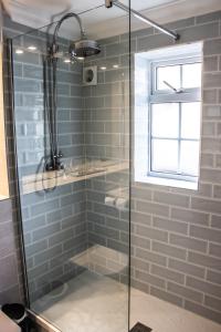 ducha con puerta de cristal y ventana en The Lord Bute en Highcliffe