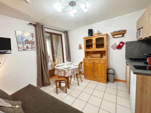 ein Wohnzimmer mit einem Tisch und einer Küche in der Unterkunft Studio Samoëns, 1 pièce, 4 personnes - FR-1-624-115 in Samoëns