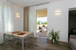 阿巴諾泰爾梅的住宿－Casa Massaro Todeschini，一间带桌子和沙发的用餐室