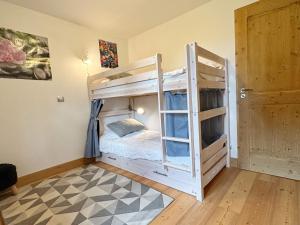 een kamer met 2 stapelbedden en een deur bij Appartement Samoëns, 3 pièces, 6 personnes - FR-1-624-16 in Samoëns