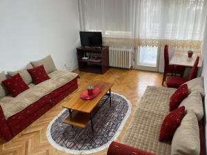 una sala de estar con un sofá y una mesa en Apartman Dara - Novi Beograd, en Belgrado