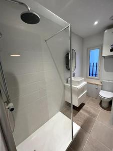 uma casa de banho com um chuveiro, um lavatório e um WC. em Studio 3 - Mi-Côte - Studio à Orvault em Orvault