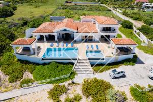 z góry widok na dom z basenem w obiekcie 10 bed-rooms luxury BEACH VILLA w mieście Guana Bay