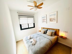 a bedroom with a bed with two stuffed animals on it at Apartamento con Piscina y Jardín Fantástico Cala Sirenas - Nuevo in Miami Platja