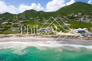 widok z góry na kolejkę górską na plaży w obiekcie 10 bed-rooms luxury BEACH VILLA w mieście Guana Bay