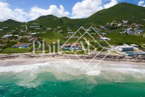 z góry widok na plażę z kolejką górską w obiekcie 10 bed-rooms luxury BEACH VILLA w mieście Guana Bay