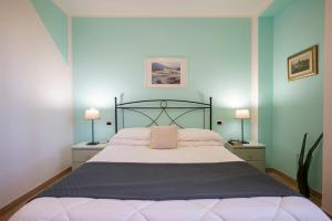 A bed or beds in a room at Ombra Verde Residence e B&B