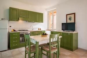 A kitchen or kitchenette at Ombra Verde Residence e B&B