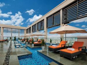 un hotel con una piscina con sillas y sombrillas en Luxury Condo 2 bedrooms with free pool, en Da Nang