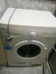 uma máquina de lavar roupa na casa de banho com WC em Dubai naif street Al nakhal em Dubai