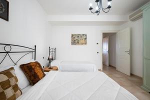 A bed or beds in a room at Ombra Verde Residence e B&B