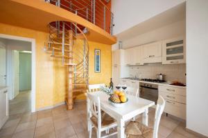 A kitchen or kitchenette at Ombra Verde Residence e B&B