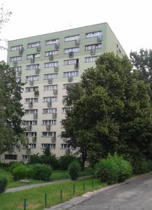 un gran edificio de apartamentos blanco con balcones. en Apartamenty Zabrze, en Zabrze