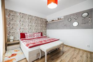 1 dormitorio pequeño con 1 cama con manta roja en Olivia's Home, en Sibiu