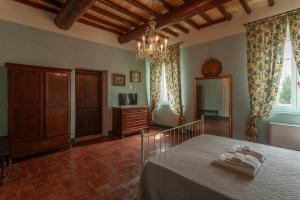 una camera da letto con un tavolo e asciugamani di Villa Cairoli Gonzaga a Gonzaga