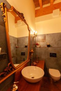 y baño con lavabo y espejo. en Villa Cairoli Gonzaga, en Gonzaga