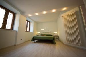 a bedroom with a green bed in the middle of a room at Residenza il Gelsomino in Cantello
