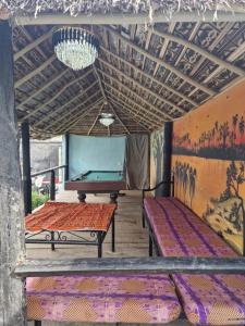 a room with a pool table and a tv at Keur Medzo - Lac Rose in Niaga