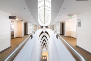 un long escalier roulant dans un bâtiment avec une lucarne dans l'établissement Holiday Inn Santiago - Airport Terminal, an IHG Hotel, à Santiago