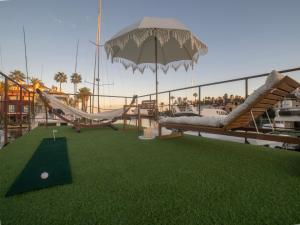 un parco giochi su uno yacht con un putting green e un ombrellone di La Maison de la Mer Sotogrande a Sotogrande