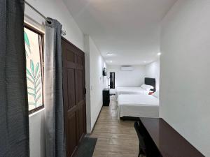 Postel nebo postele na pokoji v ubytování Surf Ranch Tamarindo