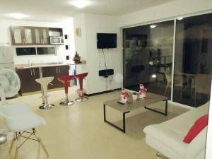 sala de estar con sofá y mesa en Apartasol Santafe de Antioquia, en Santa Fe de Antioquia