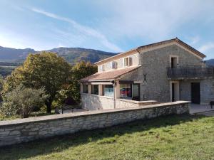 a stone house with a view of the mountains at Maison familiale de vacances in Serres