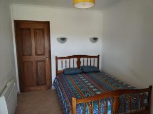 una camera con letto e porta in legno di Maison familiale de vacances a Serres