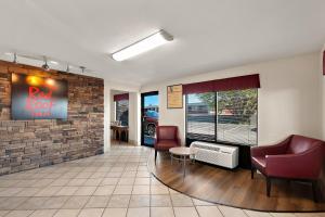 una sala de espera con sillas y una pared de ladrillo en Red Roof Inn Winchester, VA, en Winchester