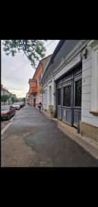 a city street with buildings and a person with an umbrella at Ap Central Traian Moșoiu 2 Parcare proprie in Cluj-Napoca