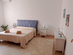 sypialnia z łóżkiem i dwoma ręcznikami na nim w obiekcie Lina's Sweet Home w Syrakuzach