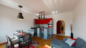 弗罗茨瓦夫Rynek Market Square Wroclove Tectum Apartments z widokiem na Rynek的带厨房和餐厅的客厅